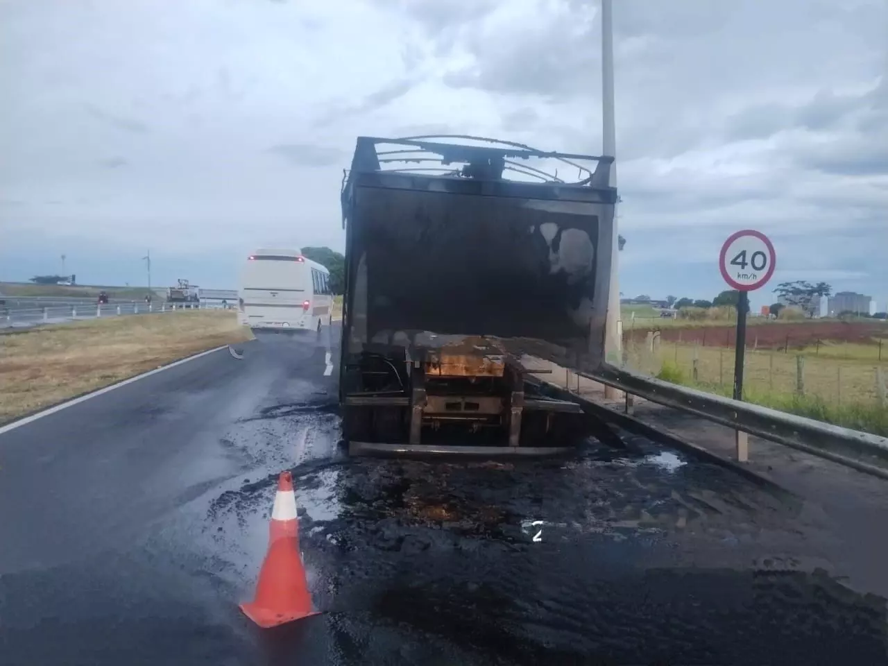 Incêndio destrói caminhão transportando açúcar na SP-294 em Marília